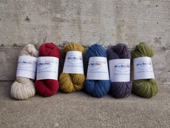 eine Reihe von Wollstrangen aus Shetland Wolle, mit Naturfarben gefärbt